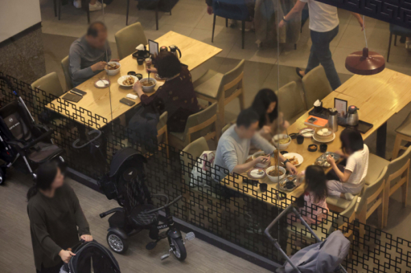▲시민들이 서울의 한 대형쇼핑몰 식당가에서 식사를 하고 있다. 고이란 기자 photoeran@