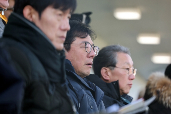 ▲2일 오후 광주축구전용경기장에서 열린 프로축구 하나은행 K리그1 2024 광주 FC와 서울 FC의 경기에서 국가대표팀 임시 감독으로 선임된 황선홍 23세 이하(U-23) 축구 대표팀 감독이 경기를 보고 있다. (연합뉴스)
