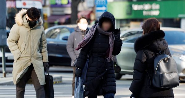 ▲1월 23일 두꺼운 외투를 입은 시민들이 발걸음을 재촉하고 있다. (조현호 기자 hyunho@)
