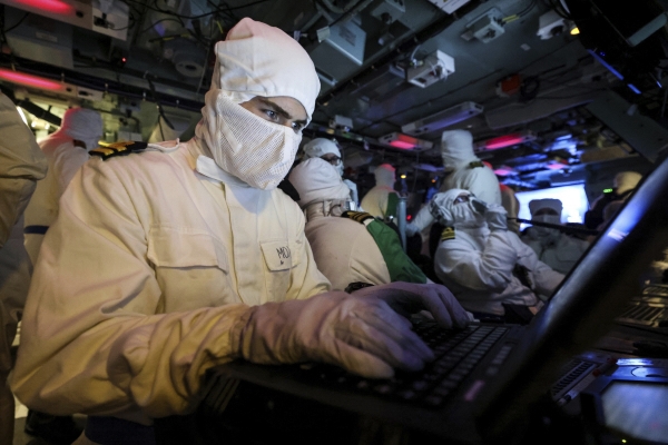 ▲영국 해군이 9일(현지시간) 호위함 HMS리치먼드에서 후티 반군 드론을 격추하고 있다. 홍해/AP연합뉴스
