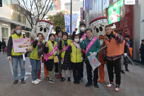 ▲지난해 11월 담배꽁초 없는 중구 선포식에 참여한 김길성 중구청장과 주민들의 모습. (자료제공=중구)