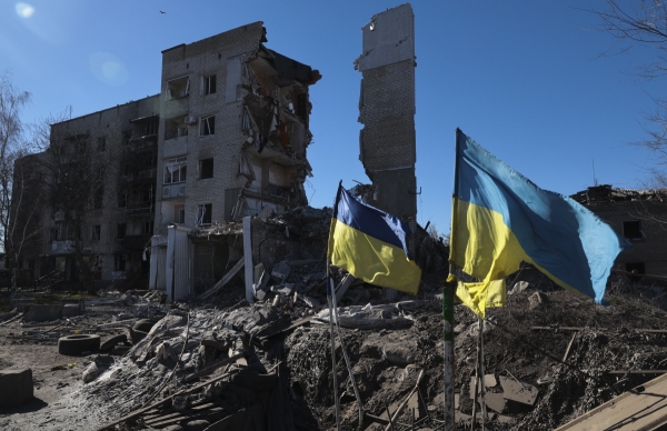 ▲우크라이나 자포리자주 오리히우의 폐허에 우크라이나 국기가 꽂혀 있다. 오리히우(우크라이나)/EPA연합뉴스