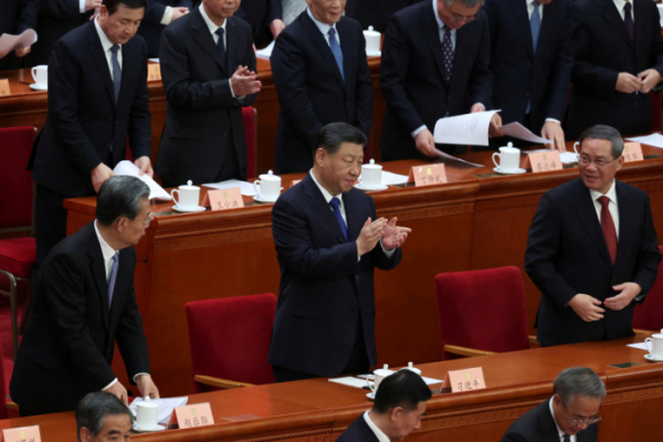 ▲시진핑 중국 국가주석이 10일 베이징 인민대회당에서 열린 인민정치협상회의 폐막식에서 박수를 치고 있다. 베이징/로이터연합뉴스