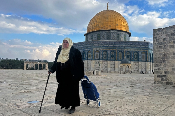 ▲지난달 20일 한 팔레스타인 여성이 예루살렘의 이슬람 성지인 알아크사 모스크에 있는 바위돔 앞을 지나가고 있다. 예루살렘(이스라엘)/AFP연합뉴스
