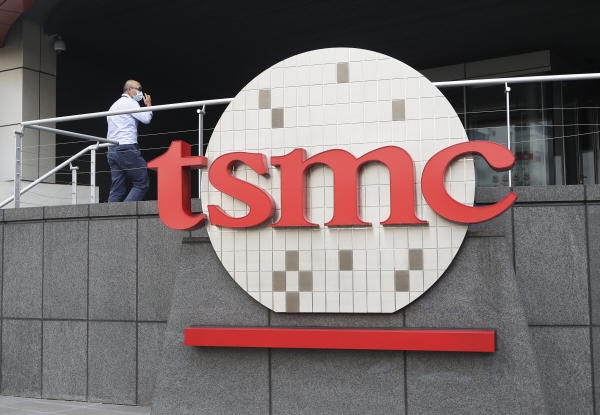▲대만 신주에 있는 TSMC 본사에 회사 로고가 걸려 있다. 신주(대만)/AP뉴시스
