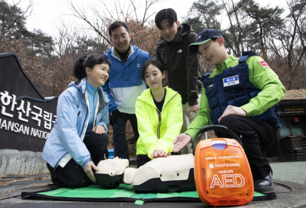 ▲에스원 임직원이 공원 관계자에게 AED 사용법을 안내하고 있다 (사진제공=에스원)