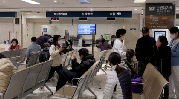 ▲전공의들의 병원 이탈로 의료 공백이 계속되는 가운데 11일 서울 영등포구 명지성모병원이 내원객들로 붐비고 있다. 신태현 기자 holjjak@