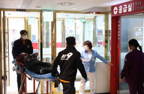 ▲전공의들의 병원 이탈로 의료 공백이 계속되는 가운데 11일 서울 영등포구 명지성모병원 응급실로 119구급대원들이 환자를 이송하고 있다. 신태현 기자 holjjak@