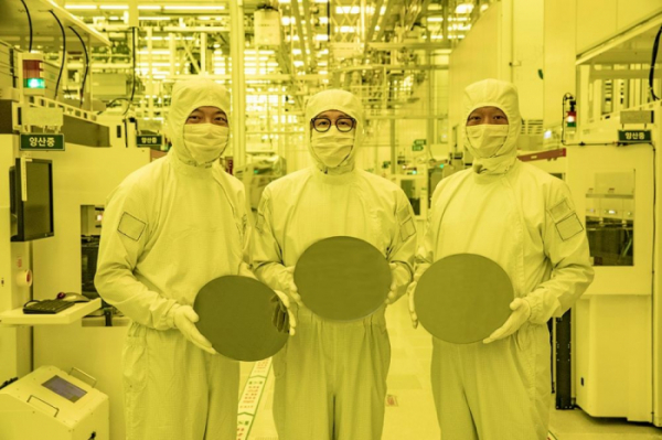▲삼성전자 파운드리사업부 관계자들이 화성캠퍼스 3나노 양산라인에서 3나노 웨이퍼를 보여주고 있다. (자료제공=삼성전자)