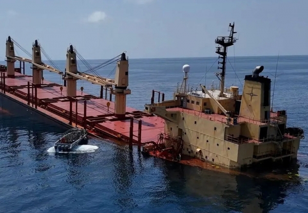 ▲지난달 26일(현지시간) 홍해에서 예멘 후티 반군의 미사일 공격을 받은 영국 화물선 루비마르호가 침몰하고 있다. 홍해/EPA연합뉴스

