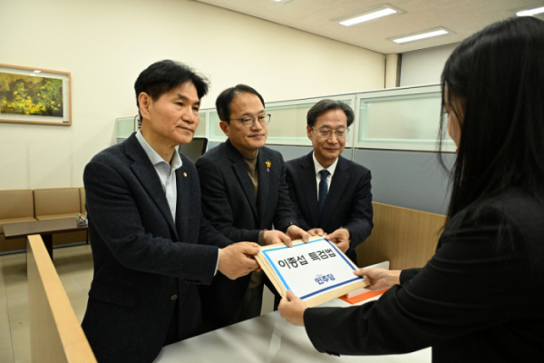 ▲더불어민주당 박주민 원내수석부대표(가운데)와 이용선 외통위 간사(왼쪽), 유동수 의원이 12일 오전 이종섭 특검법을 국회 의안과에 제출하고 있다. (연합뉴스)