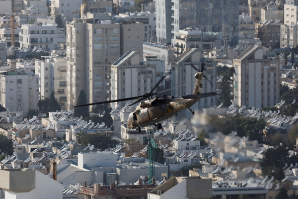 ▲6일(현지시간) 이스라엘 텔아비브에서 군용 헬기가 환자를 병원 헬기장에 내려놓은 뒤 상공을 비행하고 있다. 텔아비브/로이터연합뉴스
