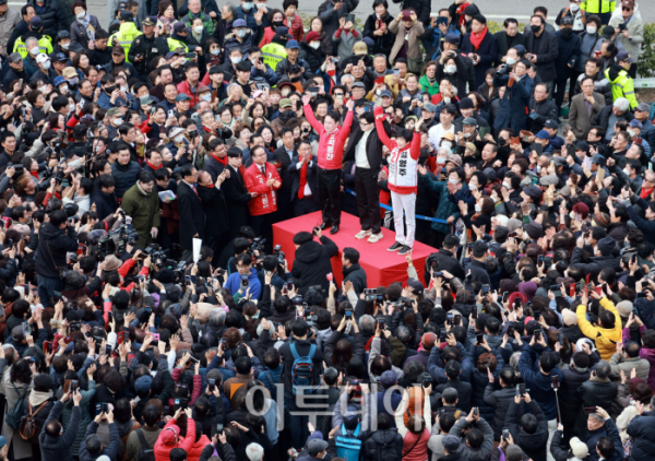 ▲한동훈 국민의힘 비상대책위원장이 12일 서울 영등포구 타임스퀘어 광장에서 시민들에게 인사를 하고 있다. 조현호 기자 hyunho@