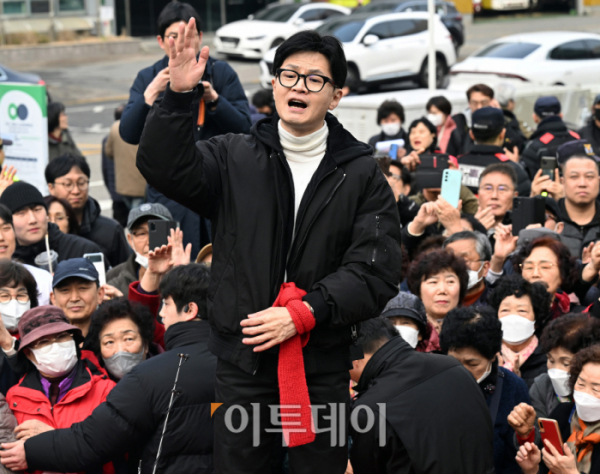 ▲한동훈 국민의힘 비상대책위원장이 12일 서울 영등포구 타임스퀘어 광장에서 시민들에게 지지를 호소하고 있다. 조현호 기자 hyunho@