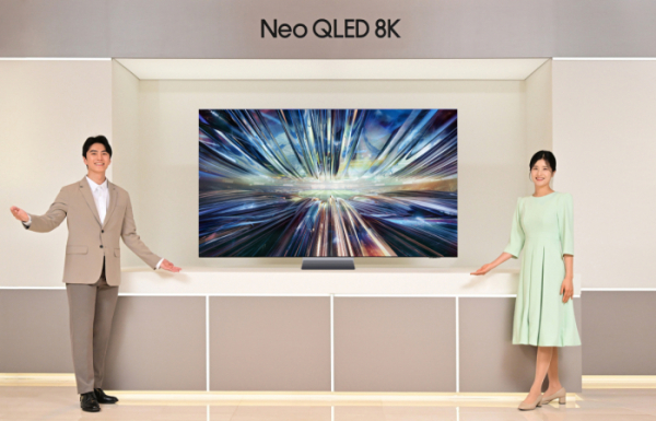▲삼성전자 모델이 역대급 성능의 '3세대 AI 8K 프로세서'를 탑재한 2024년형 Neo QLED 8K TV 신제품을 소개하고 있다. (사진제공=삼성전자)