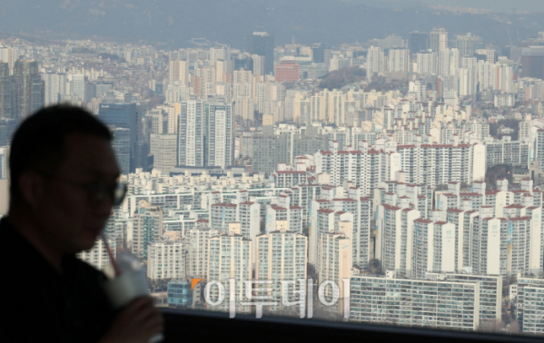 ▲전국 주택매매 소비심리지수가 넉 달만에 상승 전환했다. 16일 국토연구원이 발표한 부동산시장 소비자 심리조사에 따르면 올해 1월 전국 주택 매매시장 소비 심리지수는 103.0으로 전월보타 2.9포인트 상승했다. 같은 기간 서울의 주택매매 소비심리지수는 104.3으로 전월보다 4.7포인트 올랐다. 사진은 서울 여의도 63스퀘어에서 바라 본 서울 전경. (이투데이DB)