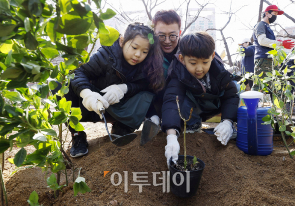 ▲식목일을 한 달여 앞둔 13일 서울 영등포구 안양천 일대에서 열린 구민과 함께하는 제79회 식목일 릴레이 나무심기 행사에서 아이들이 나무를 심고 있다. 조현호 기자 hyunho@