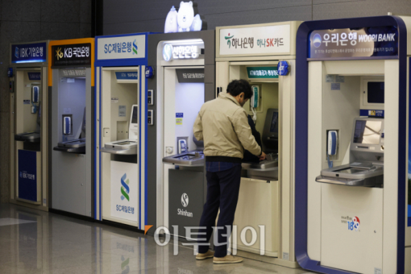 ▲현금자동인출기(CD)와 현금자공입출금기(ATM) 이용액이 19년만에 최저 수준으로 감소했다. 13일 한국은행 경제통계시스템에 따르면 'CD 공동망'을 통한 계좌이체와 현금인출 등의 금액은 지난 1월 14조8485억을 기록했다. 이는 2005년 2월의 14조5316억원 이후 19년만에 최저치다. 지난 1월 이용 건수도 2545만2300건에 그쳐, 지난해 2월(2515만1100건) 한 달을 제외하면 2000년 1월(2520만400건) 이후 24년 만에 가장 적었다. 이날 서울 시내의 한 건물에 설치된 현금자동입출금기 모습. 조현호 기자 hyunho@