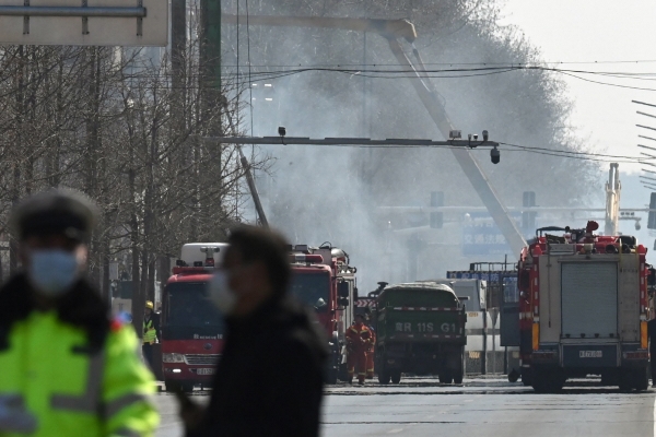 ▲13일 중국 북부 허베이성 가스 폭발로 추정되는 사고 현장에서 소방관들의 모습이 보인다. 베이징/AFP연합뉴스
