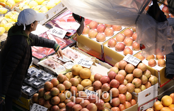 ▲13일 경기 부천 삼산농산물 도매시장에서 시민이 과일을 구입하고 있다. 고이란 기자 photoeran@