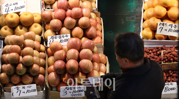 ▲13일 경기 부천 삼산농산물 도매시장에서 시민이 과일을 구입하고 있다. 고이란 기자 photoeran@