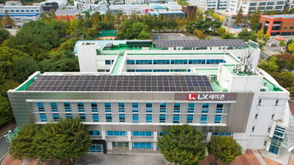 ▲LX세미콘은 K-RE100 이행 방안으로 대전캠퍼스에 100kW급 태양광 발전 시설을 설치했다.  (자료제공=LX세미콘)