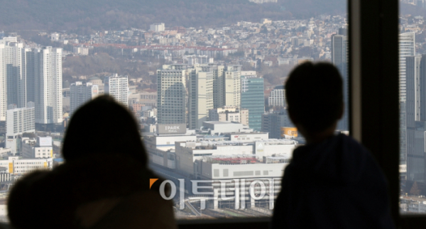 ▲전국 주택매매 소비심리지수가 넉 달만에 상승 전환했다. 16일 국토연구원이 발표한 부동산시장 소비자 심리조사에 따르면 올해 1월 전국 주택 매매시장 소비 심리지수는 103.0으로 전월보타 2.9포인트 상승했다. 같은 기간 서울의 주택매매 소비심리지수는 104.3으로 전월보다 4.7포인트 올랐다. 사진은 서울 여의도 63스퀘어에서 바라 본 서울 전경. (이투데이DB)