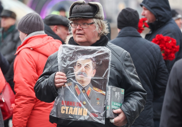 ▲러시아 공산당 지지자가 5일 이오시프 스탈린의 초상화를 들고 있다. 모스크바/타스연합뉴스
