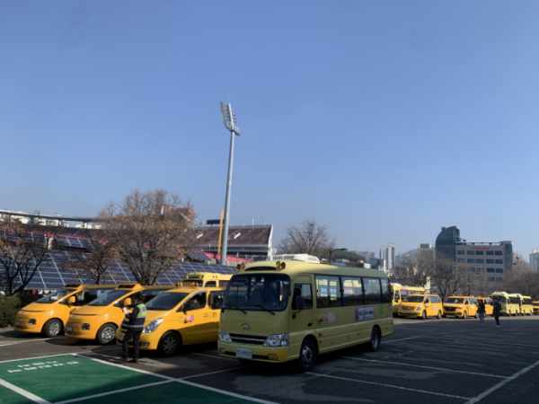 ▲수원시와 수원남부·중부·서부경찰서, 한국교통안전공단 경기남부본부가 어린이 통학버스 합동점검을 하고 있다. (수원시)