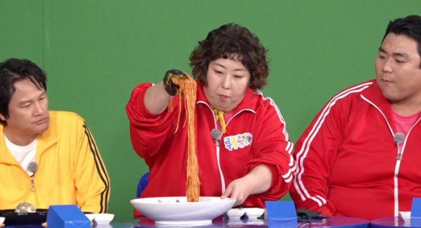 ▲'먹찌빠' 도다리 회 국수(사진제공=SBS)