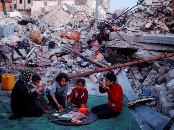 ▲팔레스타인 주민들이 지난달 13일(현지시간) 가자지구 라파에서 식사하고 있다. 라파(팔레스타인)/로이터연합뉴스
