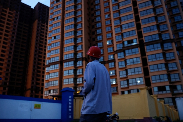 ▲중국 산시성 퉁촨시에서 한 남성이 미완성 주거용 건물을 보고 있다. 퉁촨(중국)/로이터연합뉴스
