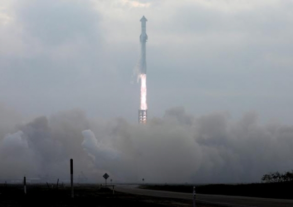 ▲스페이스X는 3월 14일(현지시간) 미국 텍사스주 남부 보카치카 스타베이스에서 스타십을 발사해 48분간의 지구 궤도 비행에 성공했다. (연합뉴스)
