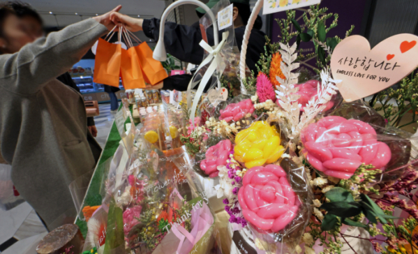 ▲화이트데이를 하루 앞둔 13일 오후 서울 중구 신세계백화점 본점에서 고객들이 사탕을 구매하고 있다. (뉴시스)