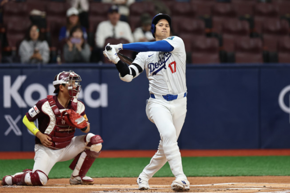 ▲ Shohei Ohtani frappe avec un retrait en début de première manche lors d'un match d'entraînement entre les Dodgers de Los Angeles (LA) et les Kiwoom Heroes organisé avant la série d'ouverture officielle de la MLB au Gocheok Sky Dome de Séoul le 17.  (nouvelles Yunhap)