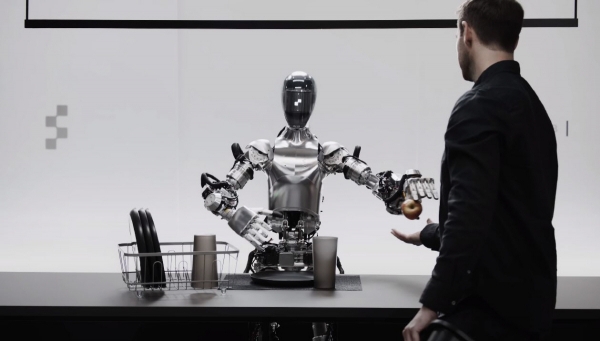 ▲오픈AI의 AI 모델을 탑재한 피규어의 로봇 ‘피규어 01’이 사람에게 사과를 건네고 있다. 출처 피규어 유튜브 동영상 캡처
