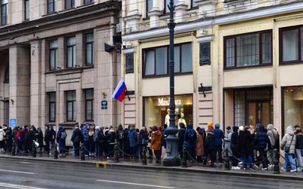 ▲러시아 대통령 선거 기간 마지막 날인 17일 정오에 상트페테르부르크에 위치한 투표소에서 많은 사람들이 줄을 서 있다. 모스크바/AFP연합뉴스