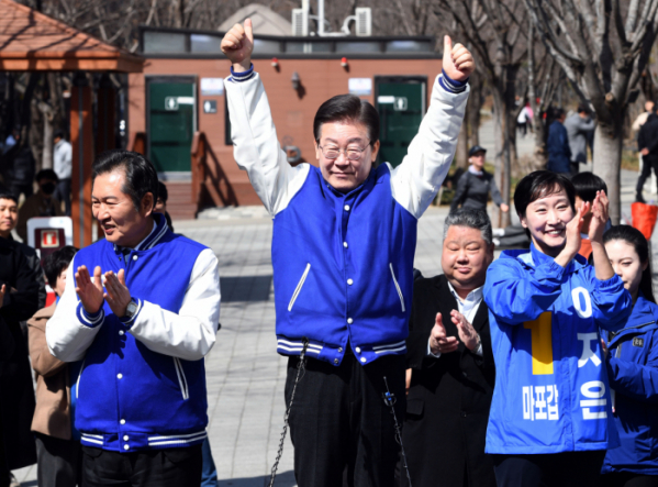 ▲<YONHAP PHOTO-2956> 마포에 간 이재명 대표    (서울=연합뉴스) 신준희 기자= 더불어민주당 이재명 대표가 18일 마포구 경의선 숲길에서 시민들에게 이지은(마포갑), 정청래(마포을) 후보 지지를 호소하고 있다. 2024.3.18 [공동취재]    hama@yna.co.kr/2024-03-18 13:37:02/<저작권자 ⓒ 1980-2024 ㈜연합뉴스. 무단 전재 재배포 금지, AI 학습 및 활용 금지>