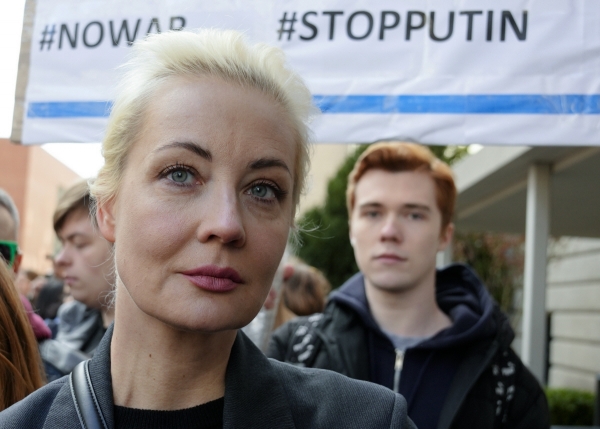 ▲옥중 사망한 러시아 반정부 운동가 알렉세이 나발니의 부인 율리아 나발나야가 17일(현지시간) 독일 베를린 주재 러시아 대사관 앞에서 ‘투표 시위’에 참가하고 있다. 베를린/AP연합뉴스
