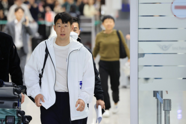 ▲손흥민이 18일 오후 인천국제공항 제2여객터미널을 통해 귀국하고 있다. (연합뉴스)