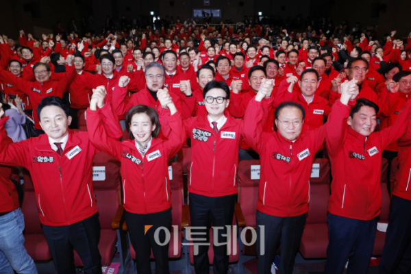 ▲한동훈 국민의힘 총괄선거대책위원장이 19일 서울 여의도 국회 의원회관에서 열린 제22대 국회의원선거 국민의힘 중앙선대위 발대식 및 공천자대회에서 참석자들과 함께 손을 맞잡고 포즈를 취하고 있다. 조현호 기자 hyunho@