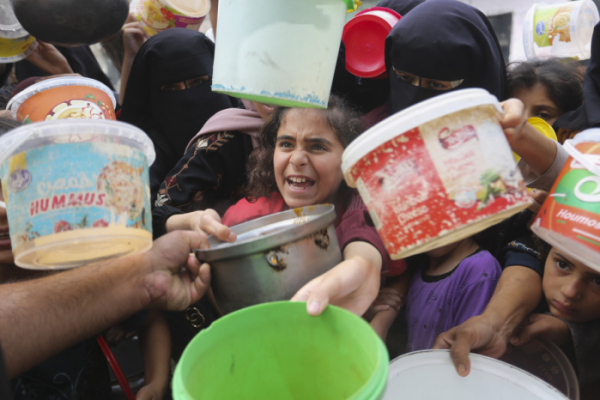 ▲이스라엘의 폭격이 이어지는 가자지구 라파에서 팔레스타인 어린이와 주민들이 음식을 받기 위해 배급소에 몰려들고 있다. 라파(팔레스타인)/AP뉴시스