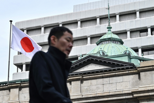 ▲일본 중앙은행인 일본은행이 17년 만에 금리 인상을 단행한 19일 행인이 일본은행 앞을 지나가고 있다. (AFP/연합뉴스)