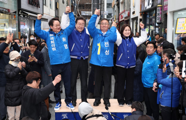 ▲<YONHAP PHOTO-2199> 춘천 찾은 이재명 대표    (춘천=연합뉴스) 양지웅 기자 = 더불어민주당 이재명 대표가 19일 오전 강원 춘천시 중앙시장을 방문해 상인 및 시민들과 인사하고 있다.2024.3.19    yangdoo@yna.co.kr/2024-03-19 12:38:58/<저작권자 ⓒ 1980-2024 ㈜연합뉴스. 무단 전재 재배포 금지, AI 학습 및 활용 금지>