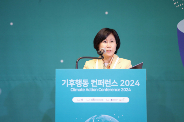 ▲한국씨티은행은 19일 WWF-Korea가 주최한 ‘기후행동 컨퍼런스 2024’을 후원했다고 밝혔다. 이날 컨퍼런스에서 유명순 한국씨티은행장이 환영사를 하고 있다. (사진제공=한국씨티은행)