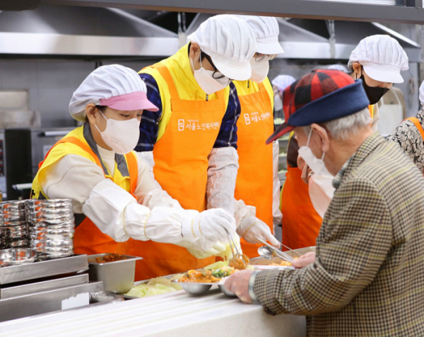 ▲금호석유화학 직원들이 '서울노인복지센터'에서 봉사활동을 진행하는 모습. (사진제공=금호석유화학)