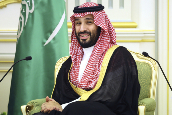 ▲무함마드 빈 살만 사우디아라비아 왕세자가 지난해 12월 6일 리야드에서 한 회동 도중 미소를 짓고 있다. 리야드/AP뉴시스