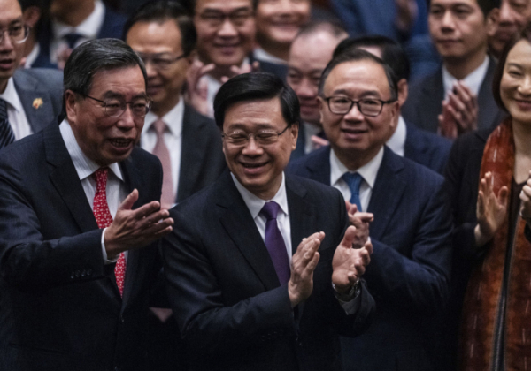 ▲홍콩기본법 23조 통과 후 입법회 의원들과 손뼉 치며 웃는 존 리 홍콩 행정장관(가운데) 모습. 홍콩/AP뉴시스