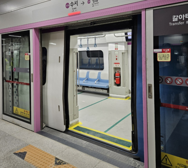 ▲GTX 수서역 승강장에 열차가 대기 중이다. (사진=정용욱 기자 dragon@)