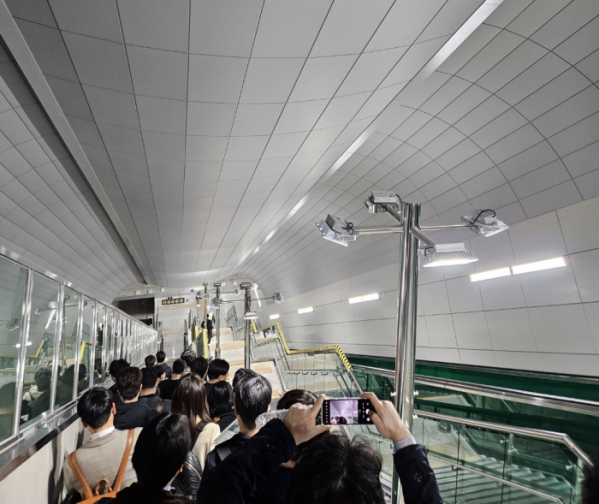 ▲GTX수서역 승강장으로 향하는 에스컬레이터 모습. (사진=정용욱 기자 dragon@)